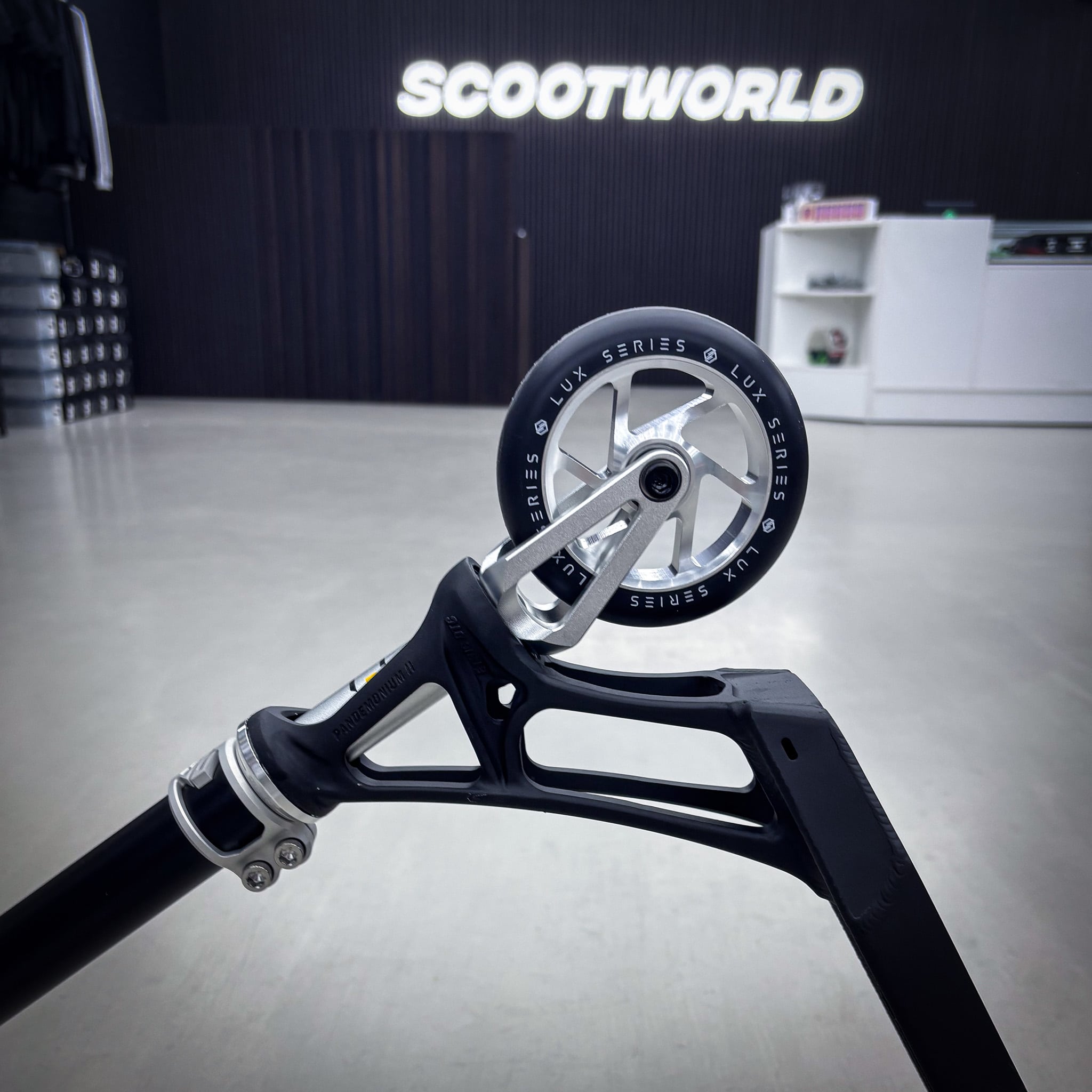 Striker Pande Black/Silver 460mm Custom Build - Black/Silver-ScootWorld.dk