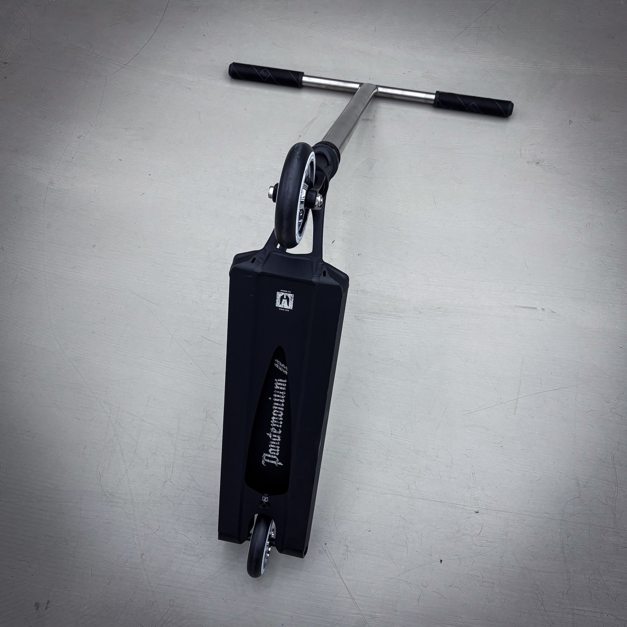 Striker Pandemonium Boxed Custom Build - Black/Silver-ScootWorld.dk