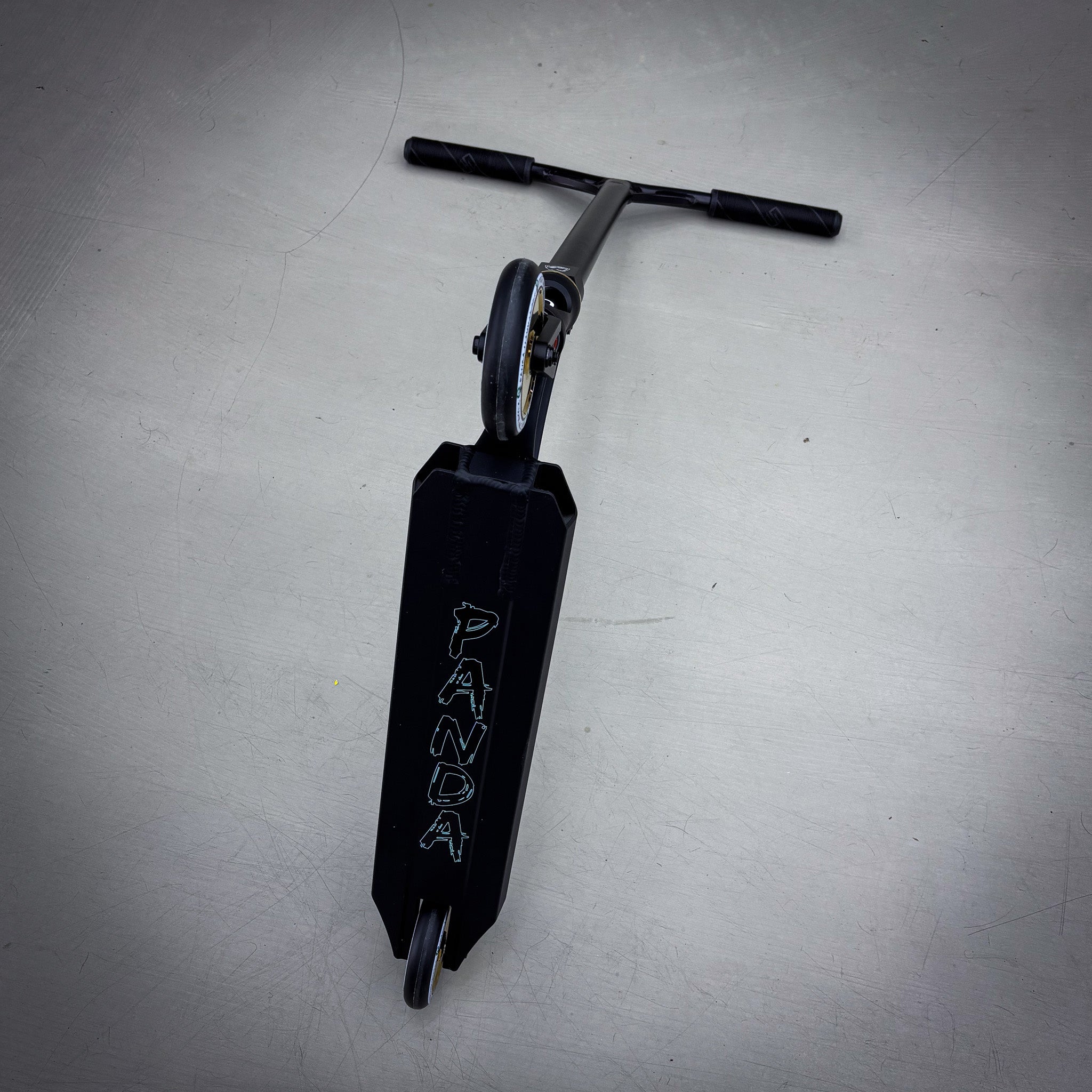 Striker Panda Freestyle Custom Build - Black/Gold-ScootWorld.dk