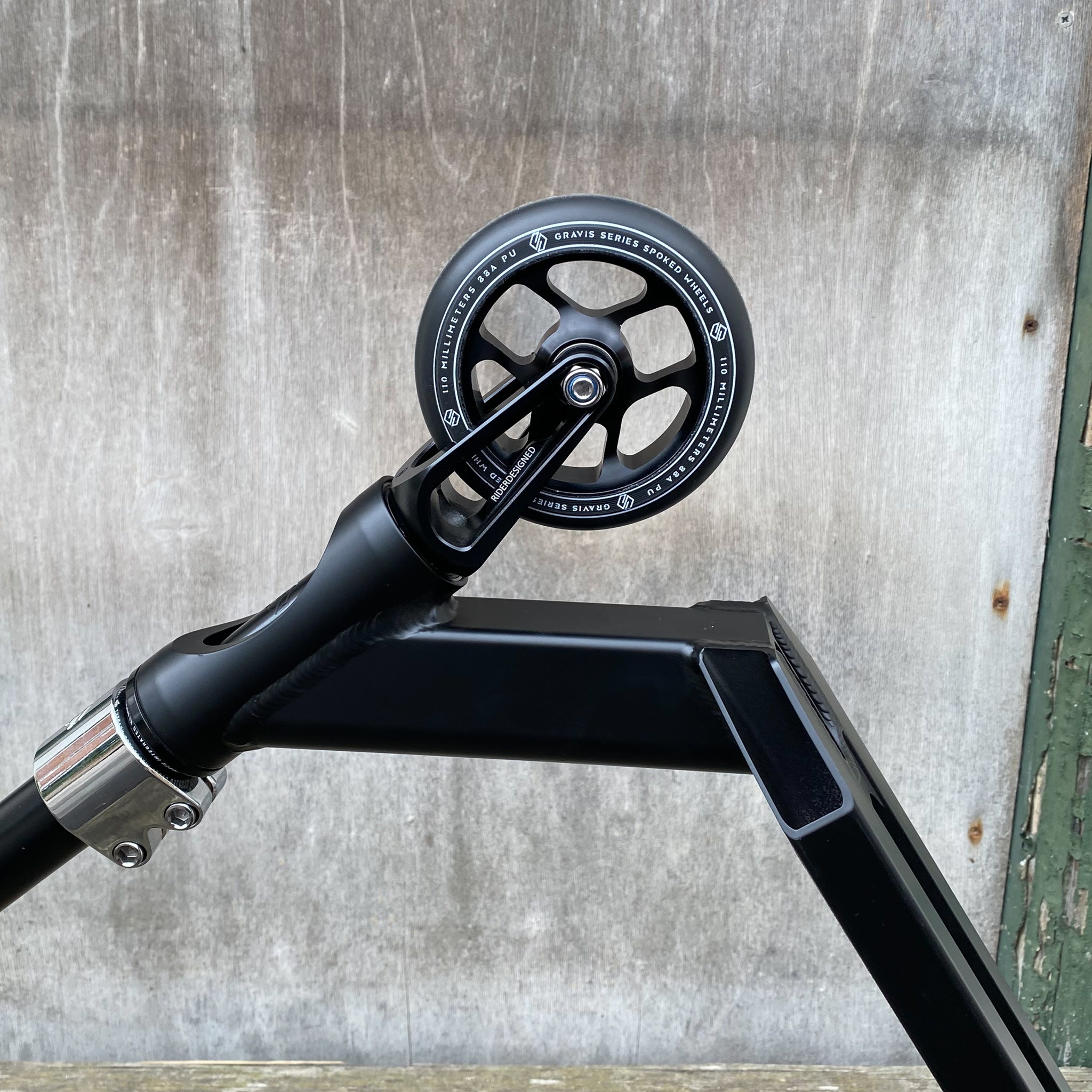 Striker T-Bar Black Custom Build - Black-ScootWorld.dk